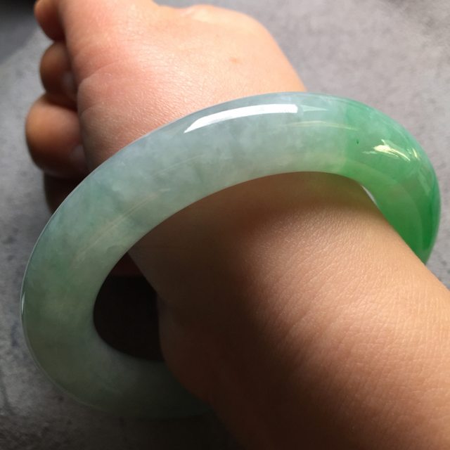 高冰飘阳绿翡翠圆条手镯 尺寸11.555图8