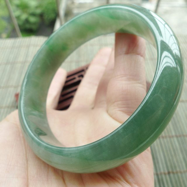 A货翡翠水润满绿正装手镯57.2mm图5