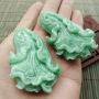 好种满绿翡翠白菜挂件一对 尺寸59.2-35-14mm 尺寸56.6-35.5-14mm