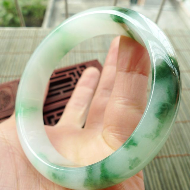 A货翡翠手镯 玻璃种飘绿花正装手镯56.8mm图7