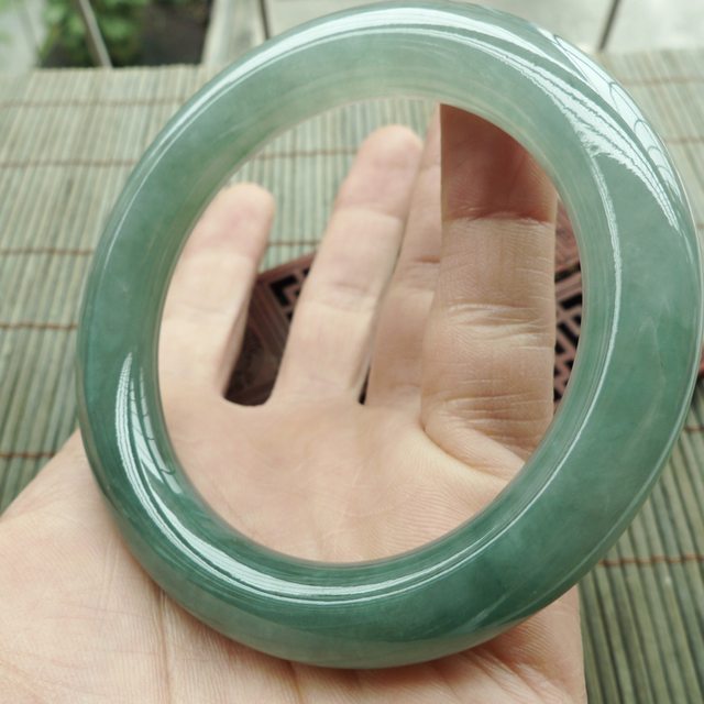 A货翡翠手镯 水润满绿圆条手镯55.5mm图7