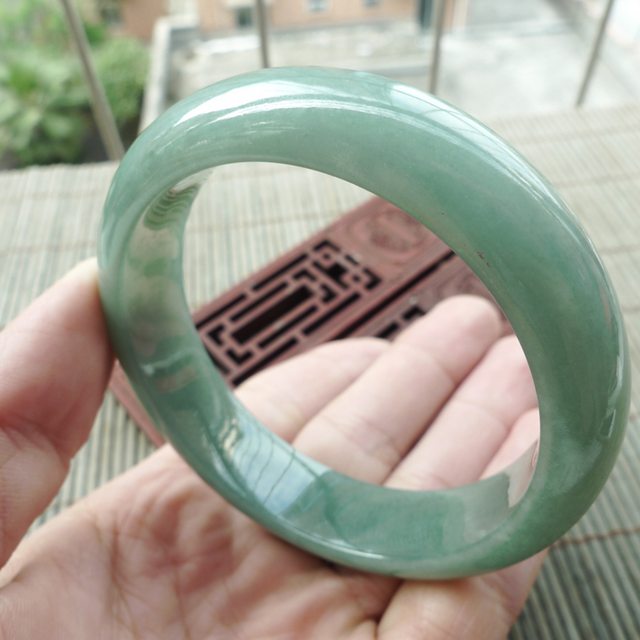 A货翡翠手镯 冰油种满绿正装手镯57.3mm图1