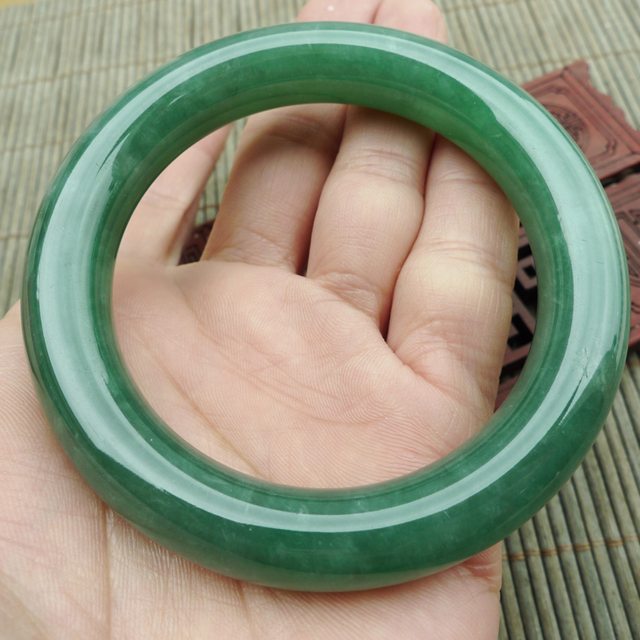 完美老种冰润满绿圆条翡翠手镯，圈口55.5mm图10