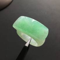 糯种晴绿 翡翠戒指 马鞍扳指内径20 宽12.5 壁厚5毫米