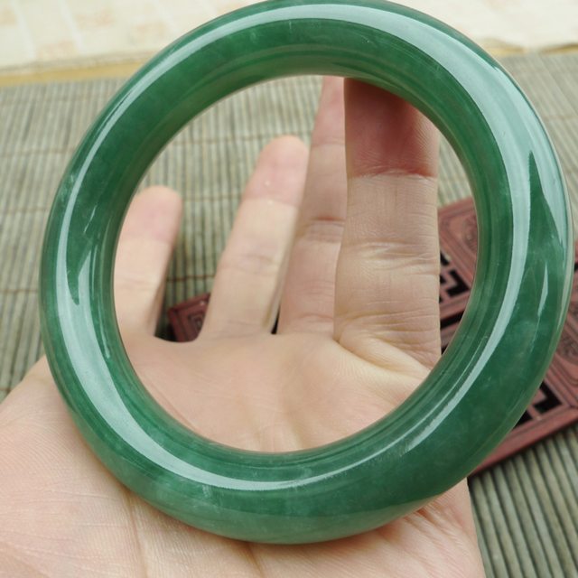 完美老种冰润满绿圆条翡翠手镯，圈口55.5mm图6