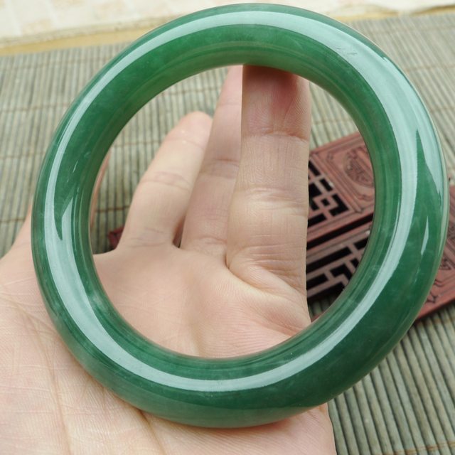 完美老种冰润满绿圆条翡翠手镯，圈口55.5mm图7