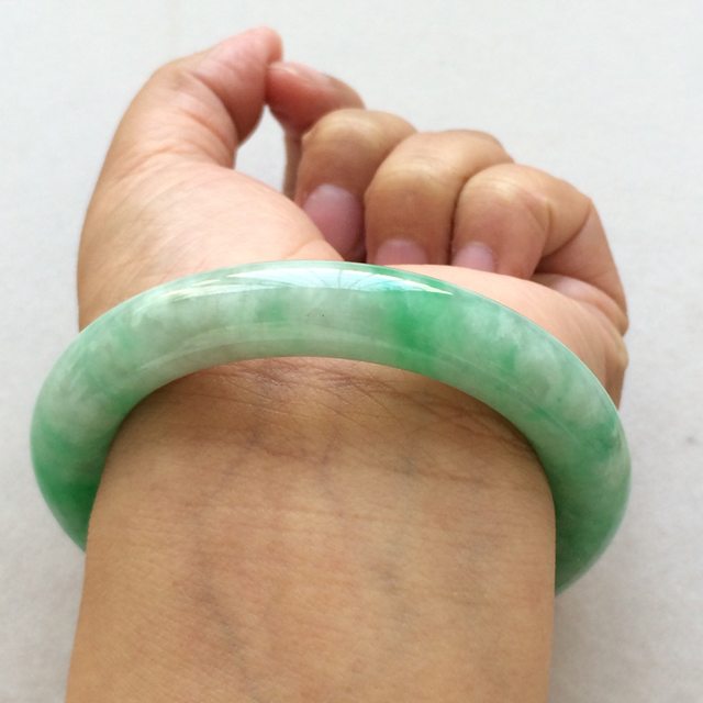 冰种阳绿翡翠手镯  缅甸天然翡翠圆条手镯 尺寸：55.8寸图6