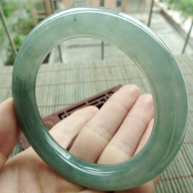 A货翡翠手镯 水润满绿圆条手镯55.5mm图4