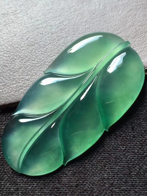 玻璃种晴绿叶子 翡翠挂件 尺寸35.8*19.5*3.5
