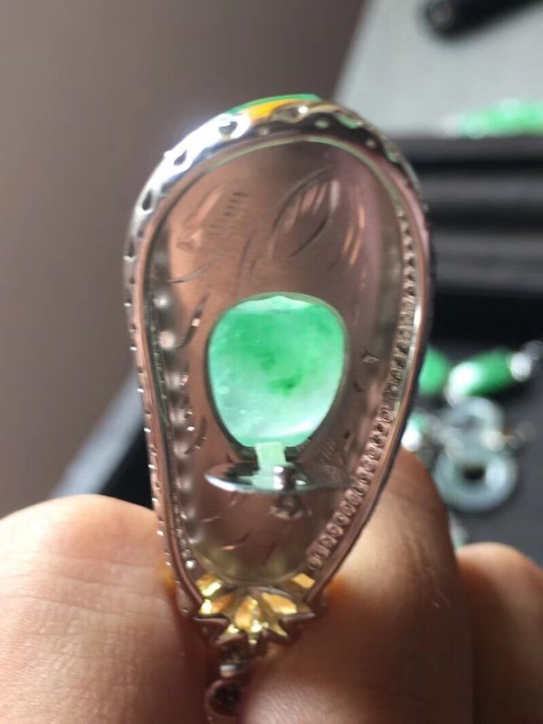 玻璃种阳绿 翡翠挂件 裸石36.5:15:6mm图8