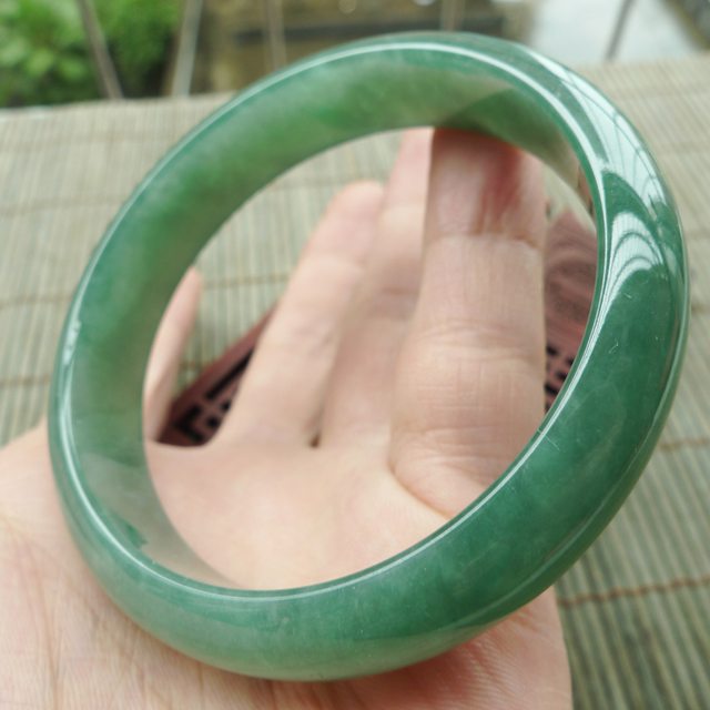 A货翡翠手镯 冰润满绿正装手镯57.4mm图7