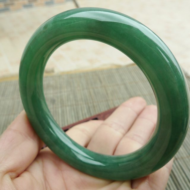 完美老种冰润满绿圆条翡翠手镯，圈口55.5mm图3