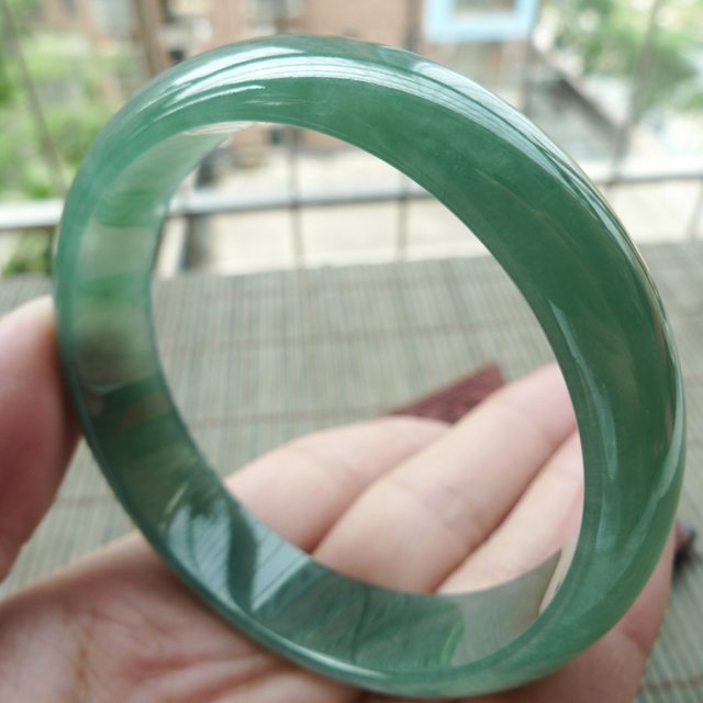 A货翡翠手镯  冰油满绿正装手镯57.3mm图1