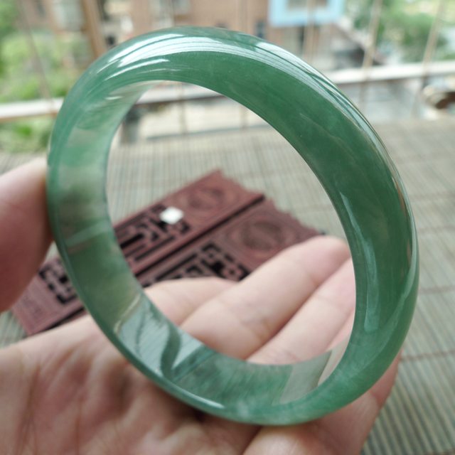A货翡翠手镯  糯冰满绿正装手镯55.2mm