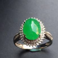 冰种阳绿蛋面 缅甸天然18k金镶嵌翡翠花型戒指