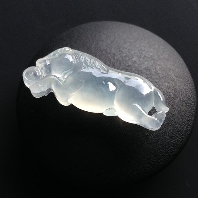 冰种荧光生肖马翡翠挂件  尺寸34-13-6毫米图1