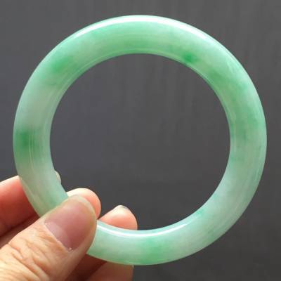 56.2糯种阳绿完美翡翠手镯
