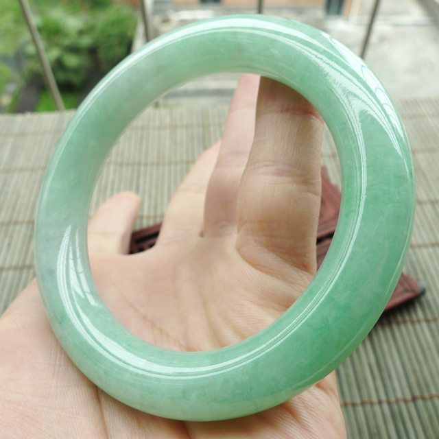 糯冰細膩滿綠圓條翡翠手鐲56.8mm