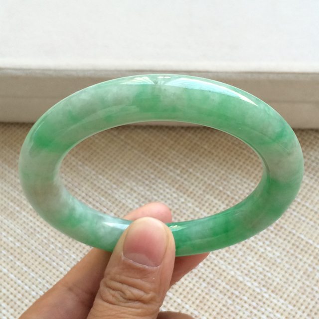 冰种阳绿翡翠手镯  缅甸天然翡翠圆条手镯 尺寸：55.8寸图4