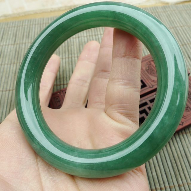 完美老种冰润满绿圆条翡翠手镯，圈口55.5mm图8