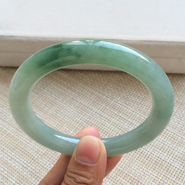 冰种飘绿翡翠手镯  缅甸天然翡翠圆条手镯 尺寸：59寸图3