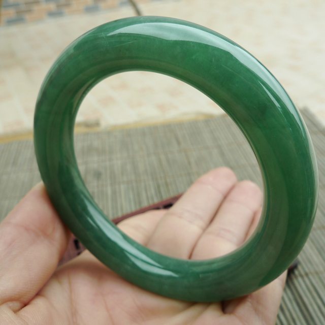 完美老种冰润满绿圆条翡翠手镯，圈口55.5mm图2