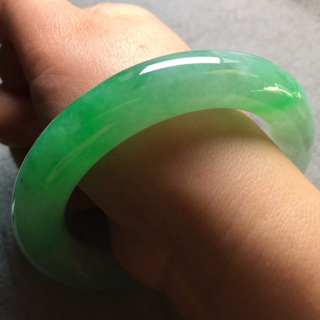 高冰飘阳绿翡翠圆条手镯 尺寸11.555图1