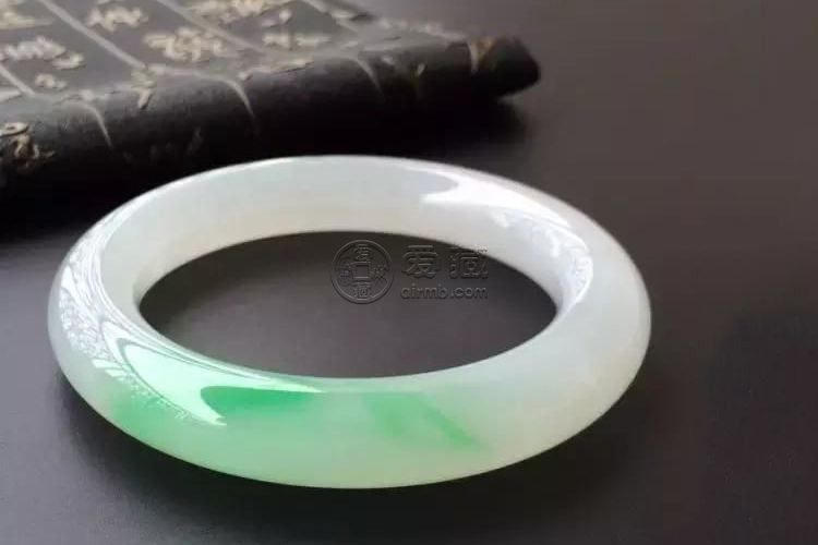 昆侖玉手鐲的價格大概是多少 如何鑒別真偽