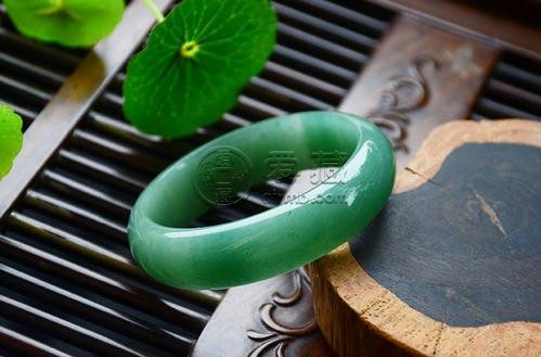 東陵石玉手鐲9000元算貴嗎 如何鑒別真偽