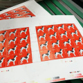 《戊戌年》生肖邮票特邀著名艺术家周令钊先生设计，今日开机印刷
