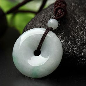 <a href='http://www.keep168.com/ac_1536/' target='_blank'>翡翠平安扣</a>有什么寓意?适合送给什么人佩戴? 翡翠平安扣有什么寓意?适合送给什么人佩戴?