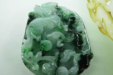 翡翠玉石雕刻麒麟和天然水晶雕刻麒麟哪一种更适合佩戴