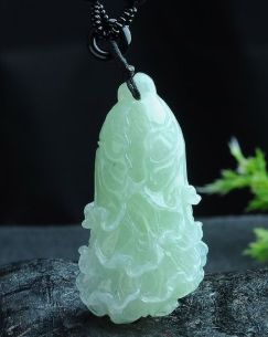 翡翠白菜饰品有什么讲究，翡翠白菜适合什么人佩戴？