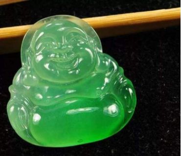 翡翠界的正色和偏色是什么？它们的划分标准是什么？