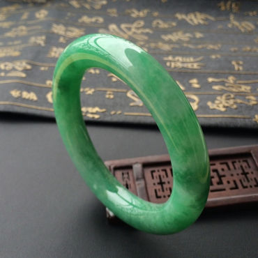 为什么有些翡翠手镯价格不一致，影响翡翠手镯的价格因素有哪些？