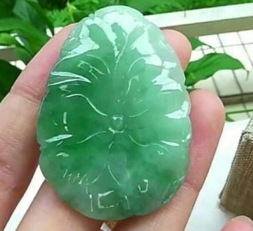 翡翠荷叶什么人佩戴才合适  不合适的人带了翡翠荷叶有什么后果