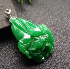 翡翠白菜饰品有什么讲究，翡翠白菜适合什么人佩戴？