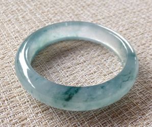 翡翠手镯是圈口越大其价格也会越高吗?为什么? 翡翠手镯是圈口越大其价格也会越高吗?为什么?