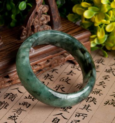 什么样的翡翠手镯价值更好,档次更高 什么样的翡翠手镯价值更好,档次更高