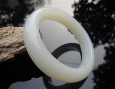 翡翠手镯和昆仑玉手镯都有哪些区别?怎么辨认? 翡翠手镯和昆仑玉手镯都有哪些区别?怎么辨认?