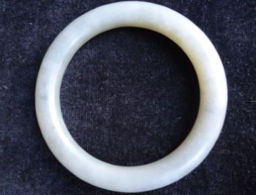 翡翠手镯和玉手镯有什么区别?谁的价值更高? 翡翠手镯和玉手镯有什么区别?谁的价值更高?