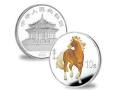 己丑(牛)年和甲午馬年彩色紀念銀幣有強勁的市場表現，受到眾多藏家關注