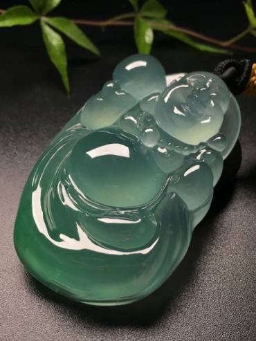 龙石种翡翠为何受到大家的欢迎,哪些特征让其成为罕见的品种 龙石种翡翠为何受到大家的欢迎,哪些特征让其成为罕见的品种
