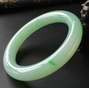 翡翠的纹和裂有什么区别，对翡翠的价值都有什么影响？