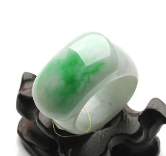 翡翠玉戒指的佩戴有什么讲究？翡翠玉戒指应该如何保养？