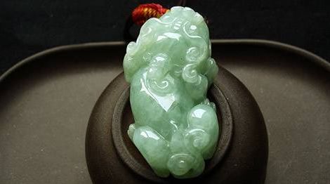 翡翠玉石和天然水晶的区别是什么   翡翠玉石雕刻貔貅有什么特殊含义吗