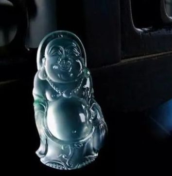 翡翠蓝水有哪些特点？购买翡翠蓝水时需要注意什么？