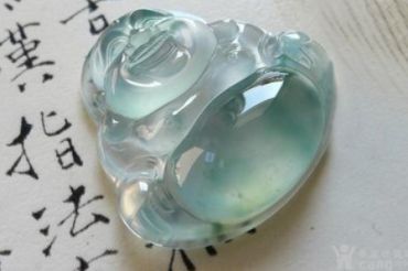 翡翠的绺裂是什么原因造成的？怎样可以称为绺裂？