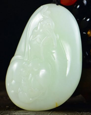为什么用天然水晶雕刻仙鹤      翡翠玉石雕刻仙鹤能佩戴吗