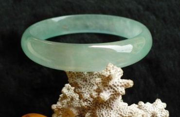 翡翠表面有哪些结构特征，翡翠的色彩及光学效应特征有哪些